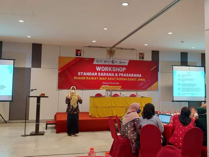 MEMBANGUN PELAYANAN YANG BERORIENTASI PADA HAK ASASI MANUSIA, DIREKTUR BESERTA KABID PELAYANAN DAN KABAG TU HADIRI WORKSHOP STANDAR DAN PRASARANA RS JIWA